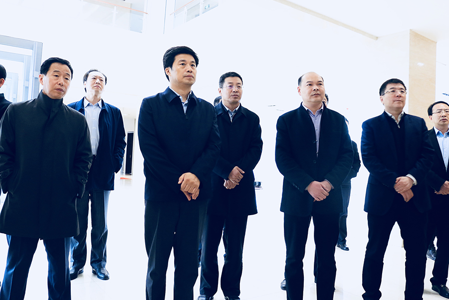 金育輝副省長(zhǎng)一行聽(tīng)取公司簡(jiǎn)介.jpg 金育輝副省長(zhǎng)一行聽(tīng)取公司簡(jiǎn)介.jpg